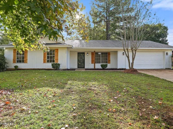 236 Lake Cove Dr, Jackson, MS 39212