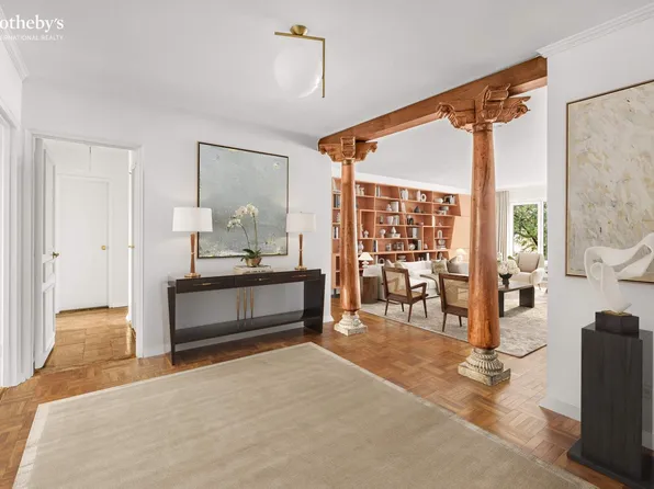 1050 5th Avenue image 3 of 12