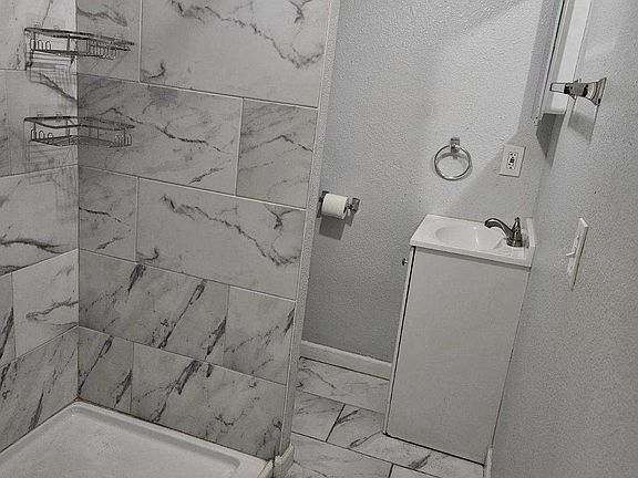5th image of 1363 Yosemite St #11226059