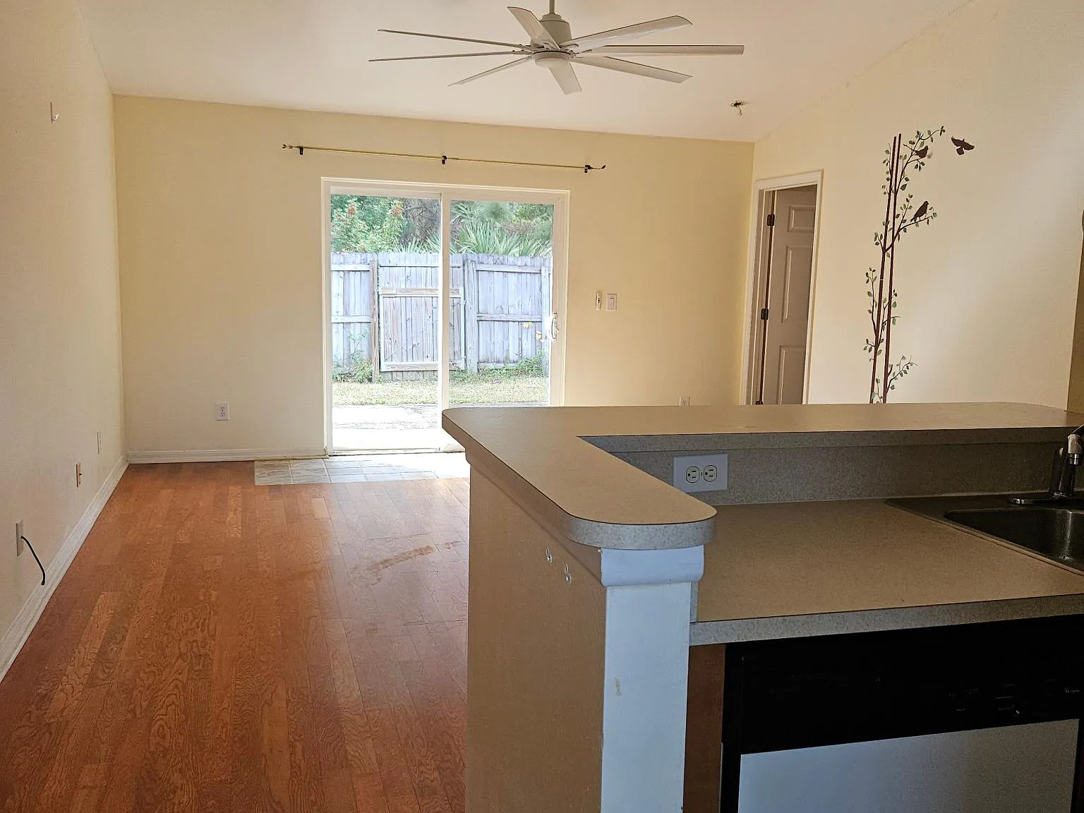 3 bed, 1288 sqft, $1,950 — Photo 4