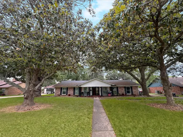 127 Begonia St, Lake Jackson, TX 77566