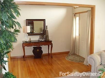 Foyer : Hardwood floors welcome you and visitors to your new home.