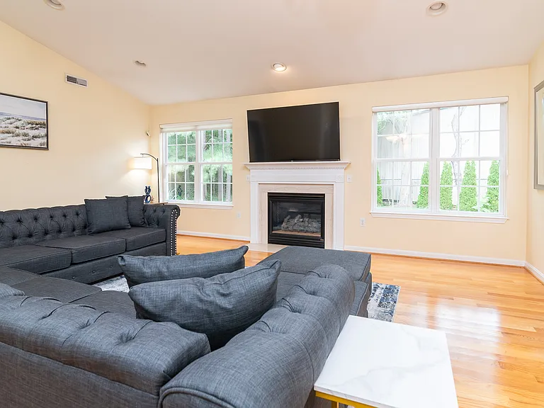 104 Drexel Ct — Photo 23