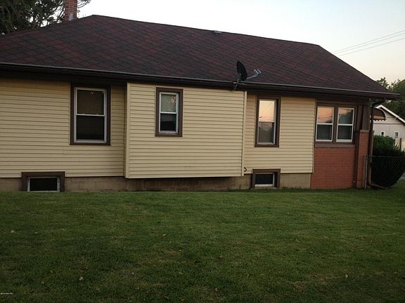 3rd image of 782 Van Buren St W