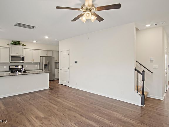 5th image of 8 Heritage Ct