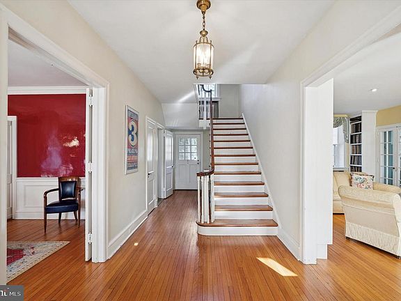 2nd image of 353 Woodley Rd