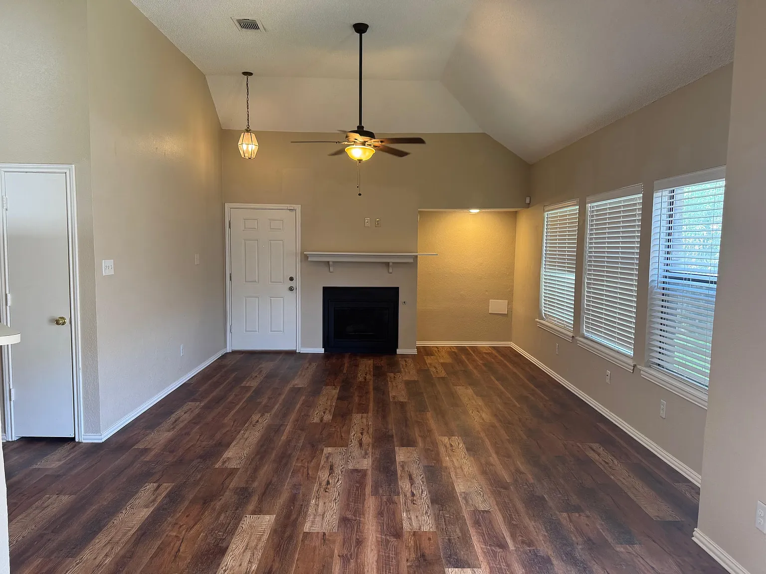3 bed, 1331 sqft, $2,300 — Photo 3