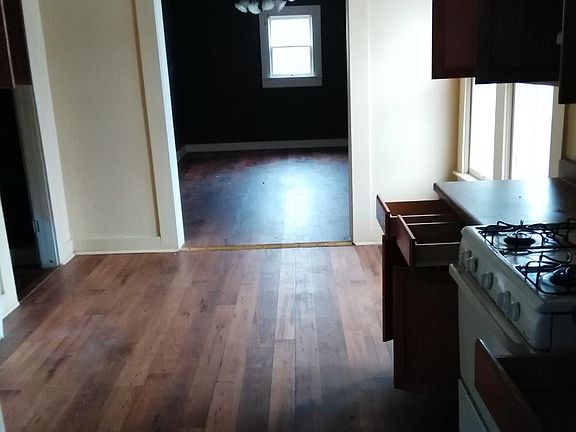 3rd image of 2102 N Franklin St #House