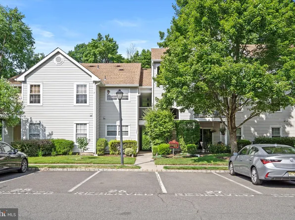 221 Walden Cir, Robbinsville, NJ 08691