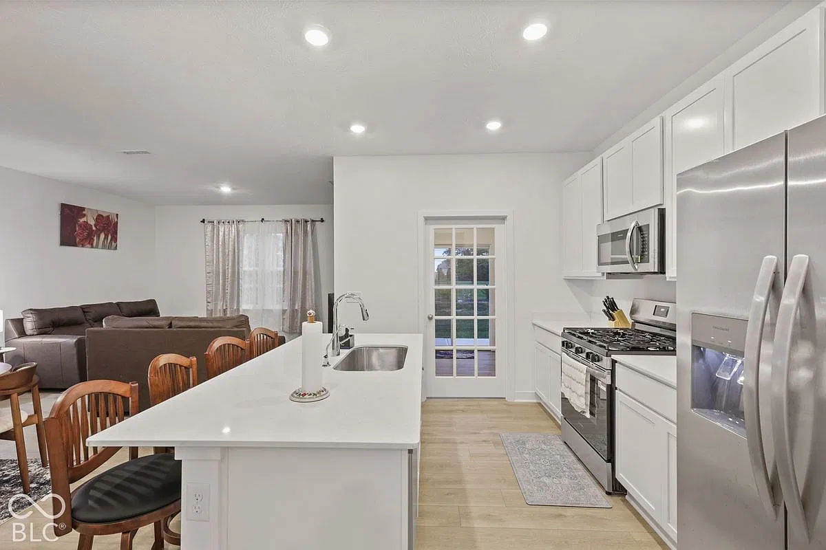 3 bed, 3.0 bath, 1814 sqft, $4,000 — Photo 4