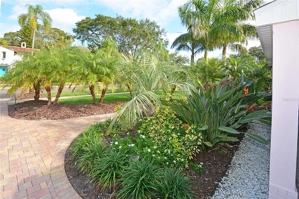 3 bed, 4.0 bath, 2324 sqft, $4,500 — Photo 3