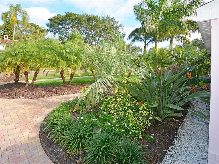 7020 Mango Ave S — Photo 3