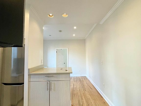 5th image of 620 E 6th St APT 11
