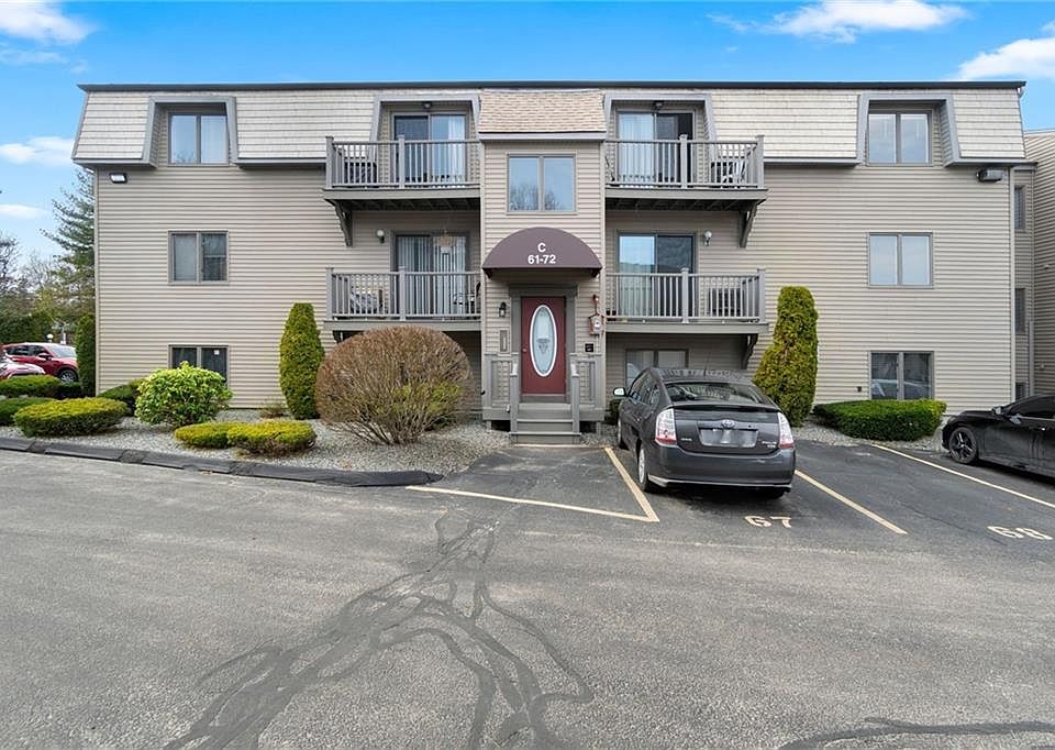 1st image of 70 Village Ct #70