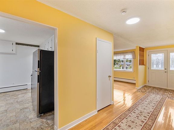 3rd image of 28 Ruth Avenue