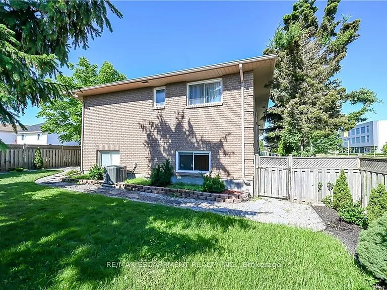 296 Winterberry Dr #LOWER — Photo 31