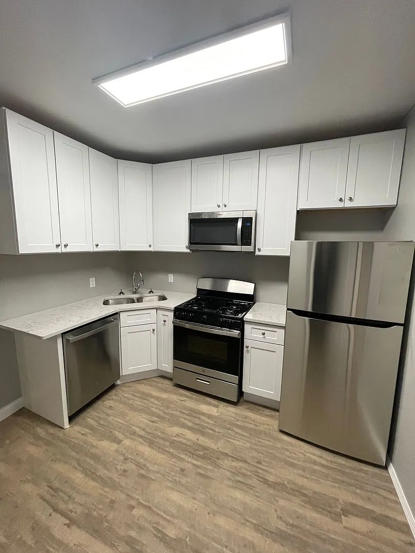 706 S State St APT B photo 1