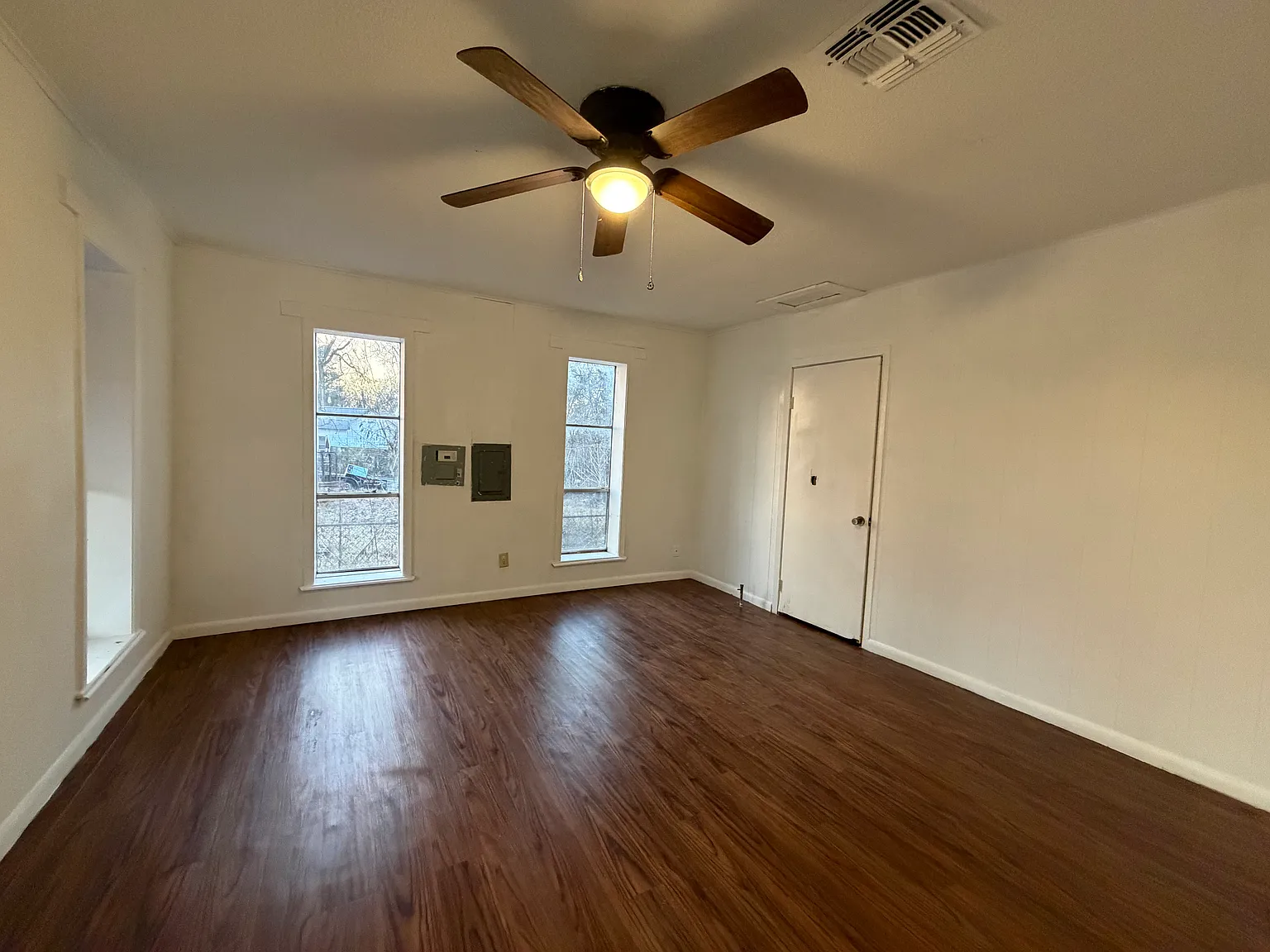 3 bed, 1100 sqft, $975 — Photo 2