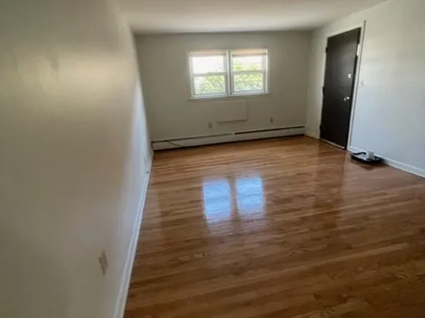 24 Deerfield Ct, East Hartford, CT