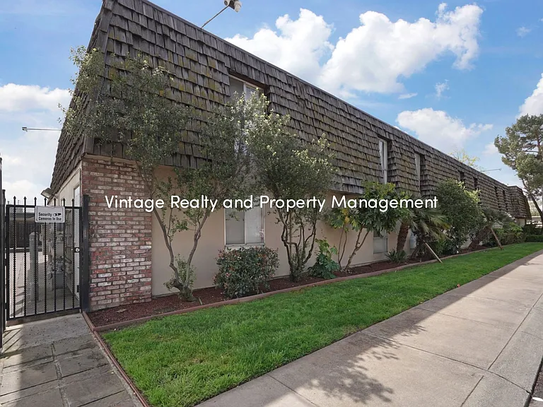 110 E Grove St — Photo 25