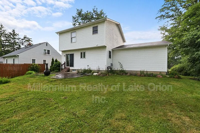 3 bed, 1.5 bath, 1341 sqft, $1,895 — Photo 4