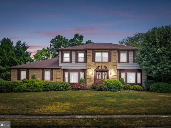 18 Ronit Dr, Ewing, NJ 08628