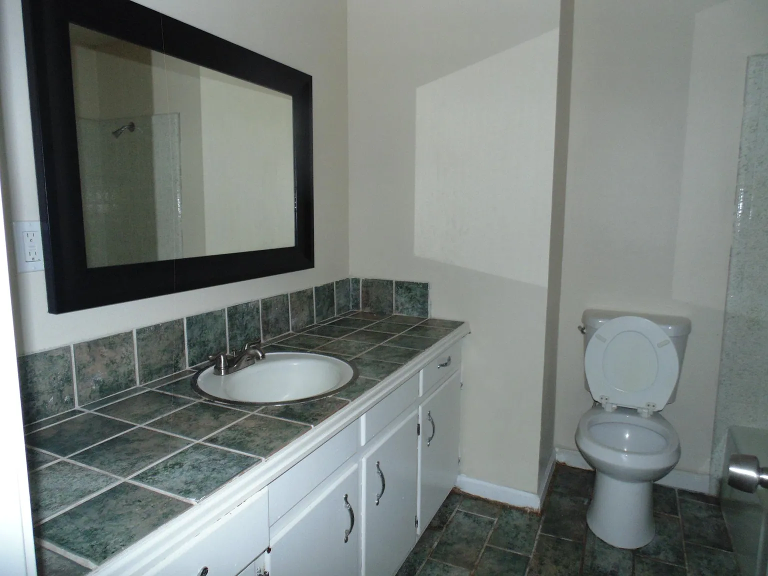 3 bed, 1325 sqft, $1,300 — Photo 2