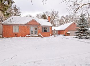 864 Menominee Rd, Pontiac, MI 48341