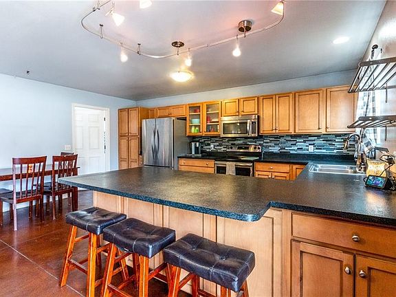 4th image of 943 Yorkshire Ct E