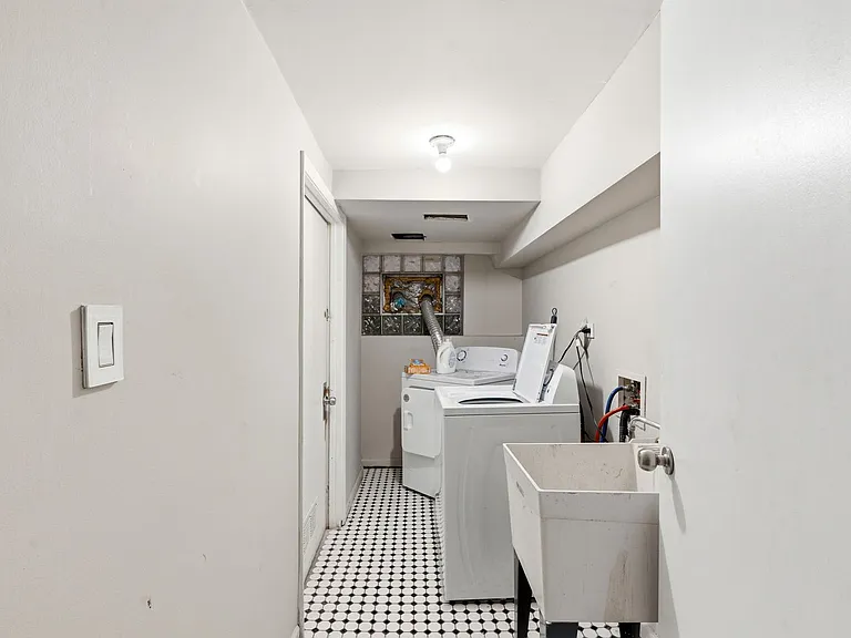 1421 N Dearborn St — Photo 152