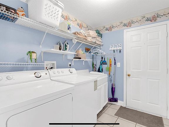 5th image of 551 Lynn St