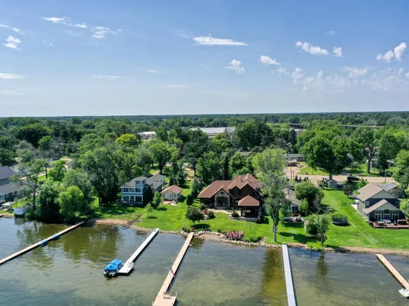 623 N Shore Dr, Forest Lake, MN 55025