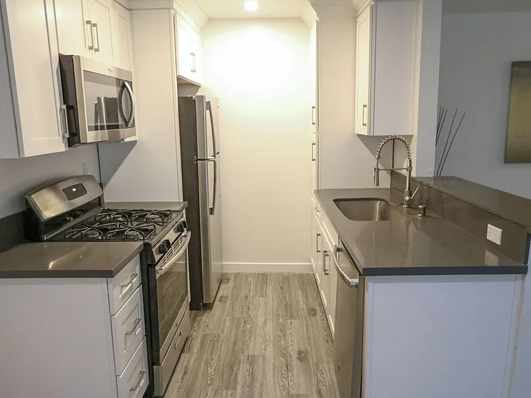 Westwood Riviera Apartments — Photo 53