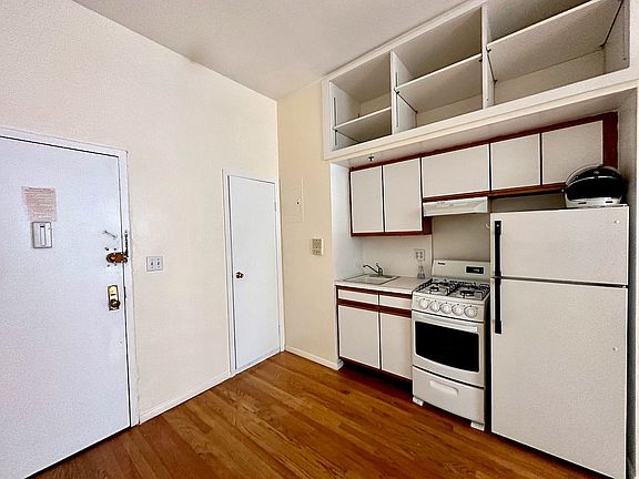 5th image of 239 W 100th St APT 3F