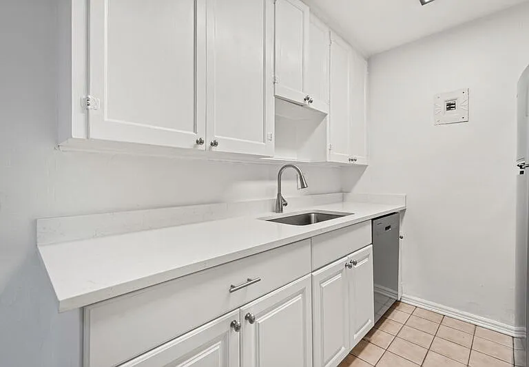 525 N Jackson St — Photo 3