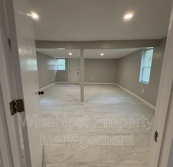 2725 N 47th Ter — Photo 10