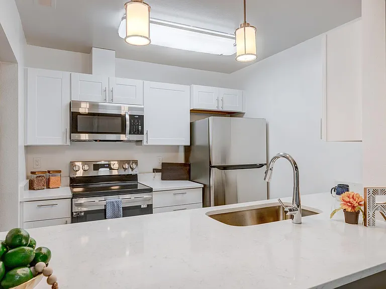 Rock Pointe Apartments — Photo 12