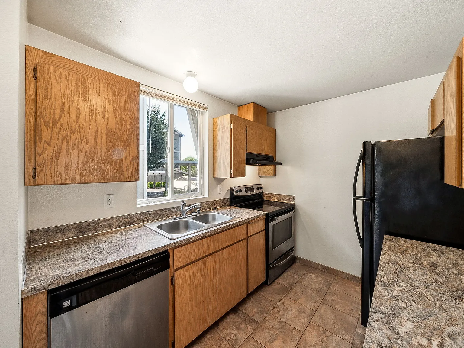 Well maintained 3 bedroom — Photo 3
