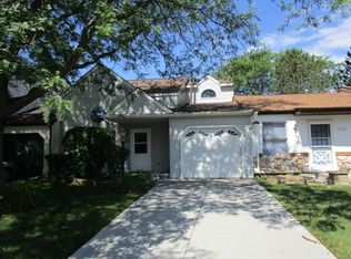 2465 Bridgewater Dr, Woodstock, IL 60098