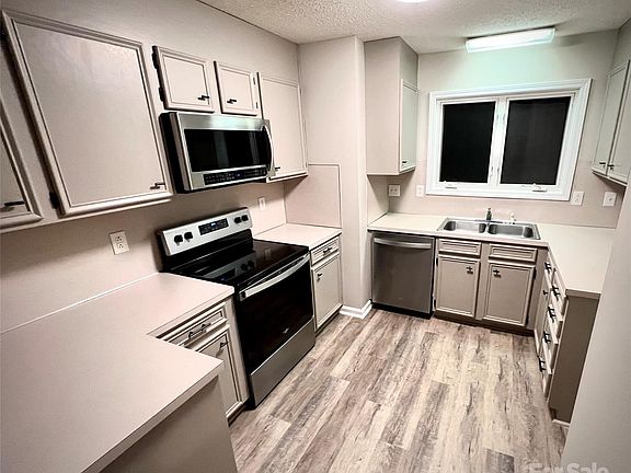 5th image of 3251 White Oak Ct #J8
