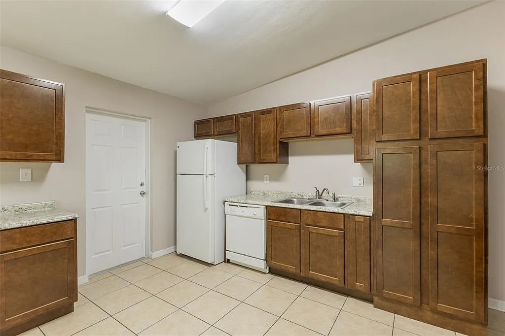 3 bed, 2.0 bath, 1421 sqft, $1,950 — Photo 4