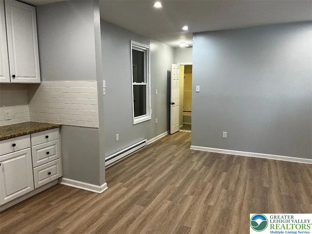 2 bed, 1.0 bath, 800 sqft, $1,400 — Photo 2