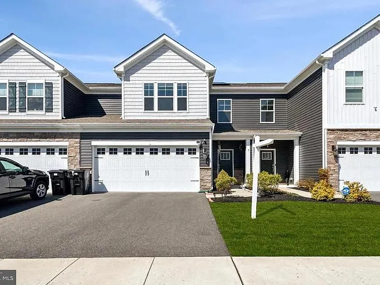 5 Roberta Way — Photo 1