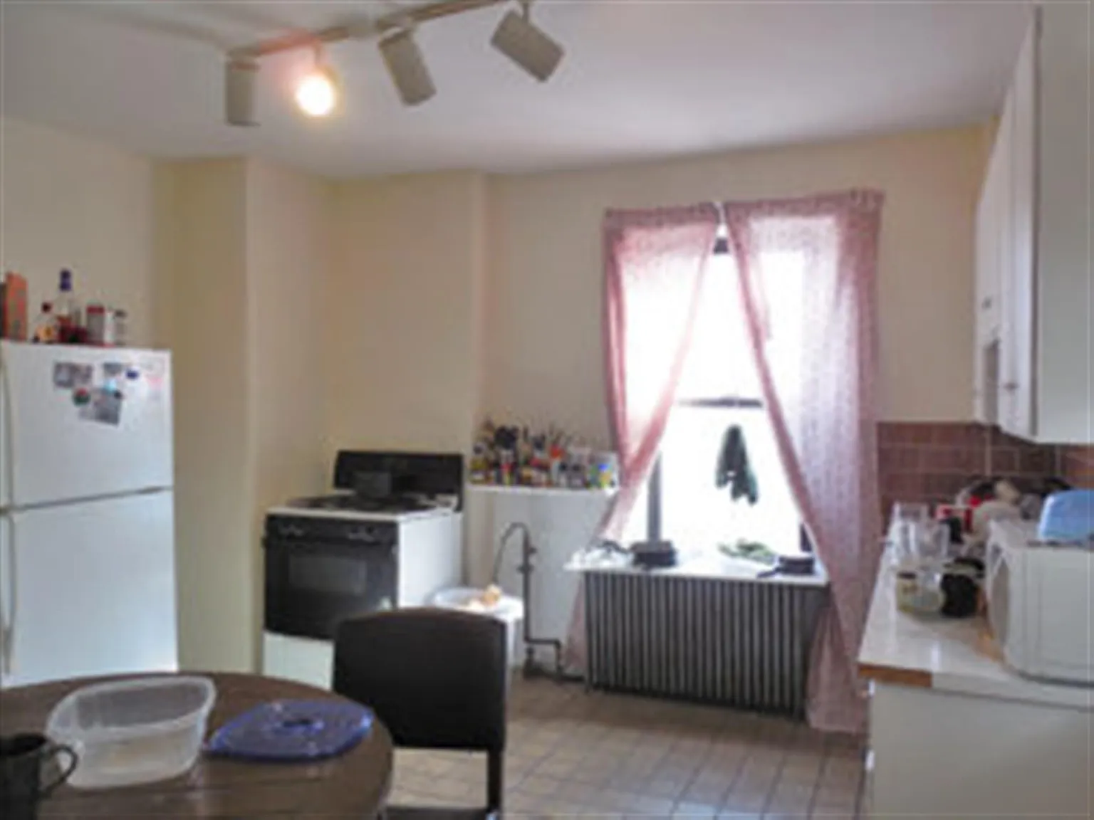 3 bed, 1251 sqft, $4,200 — Photo 2