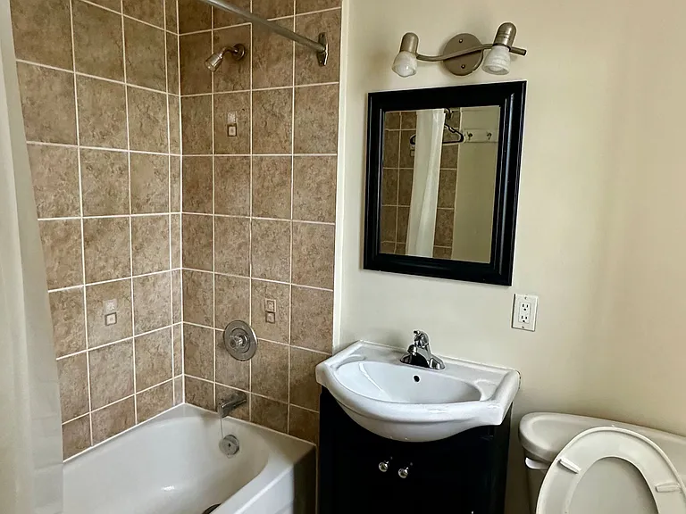 1023 Coxwell Ave #4 — Photo 6