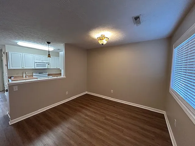 3 bed, 1300 sqft, $1,500 — Photo 3