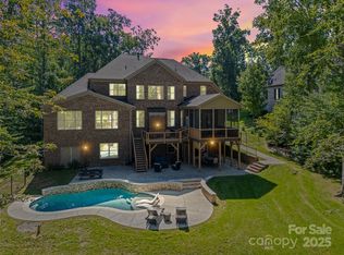2100 Pondmeade Ln, Matthews, NC 28104