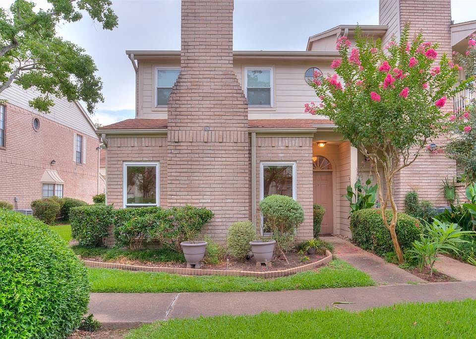 The town home has an ideal location in the complex. It is also an end unit which has more windows.