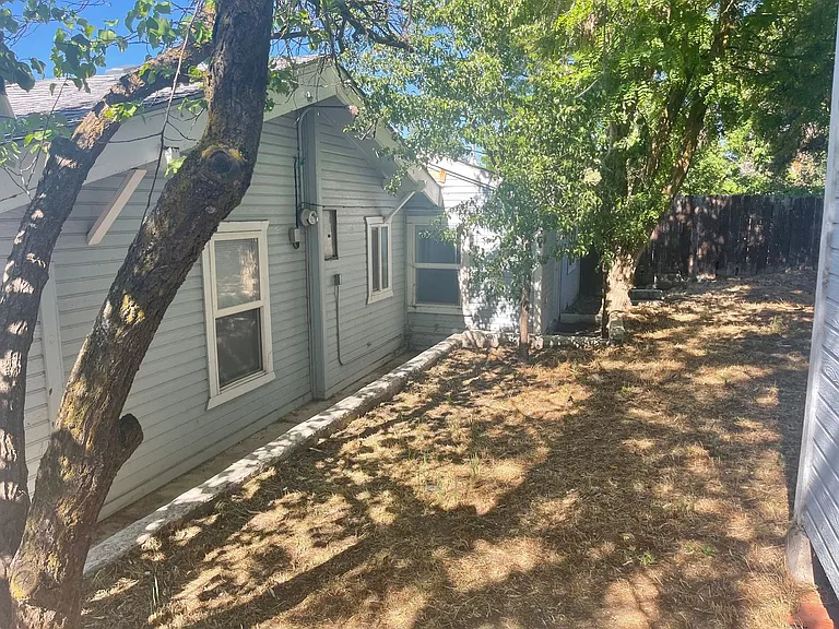 313 E Lowell St — Photo 4