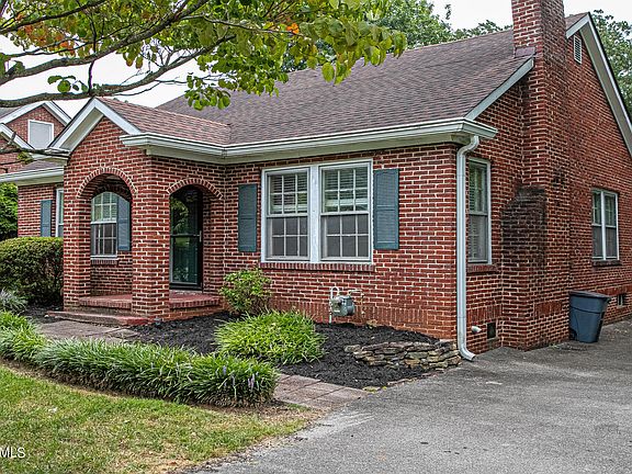 3rd image of 2928 Fountain Park Blvd